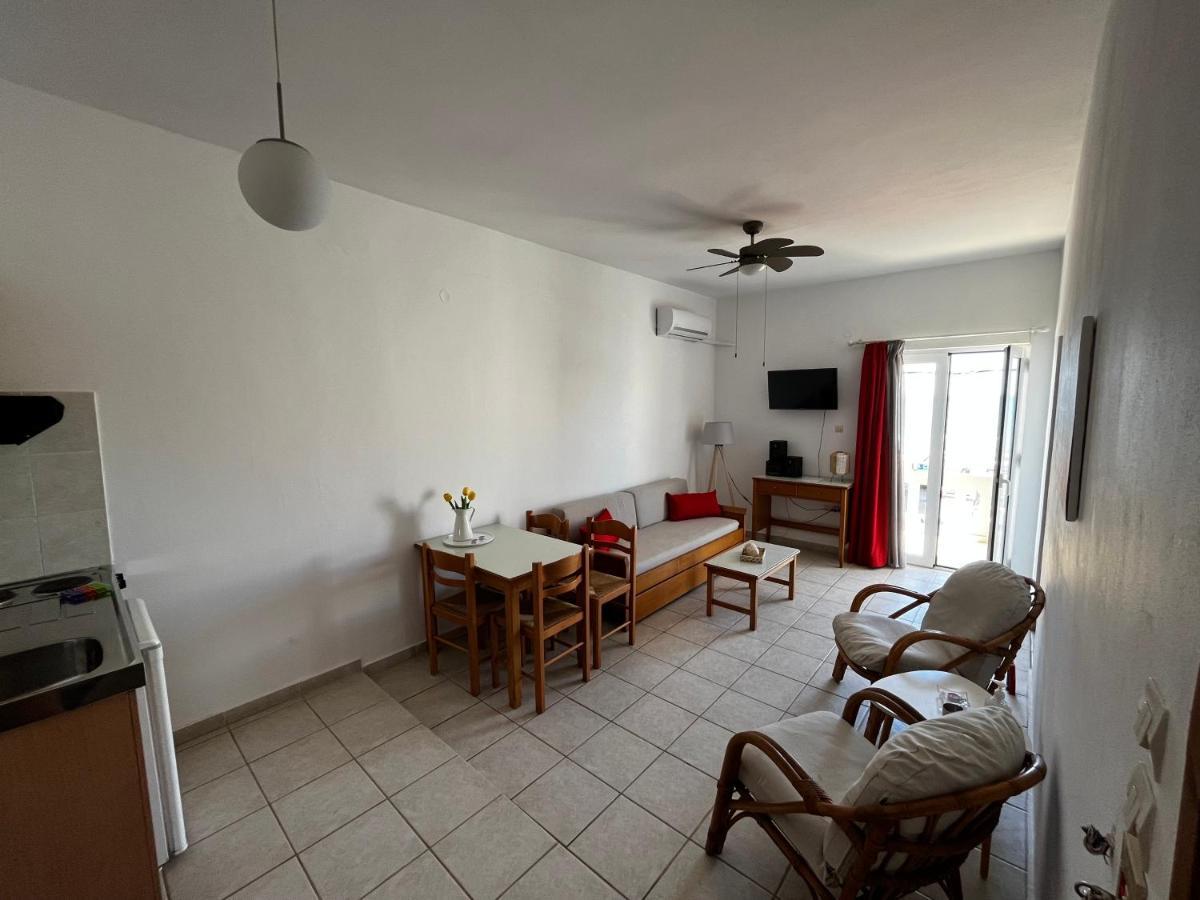 Michael Apartments Agia Marina Exterior foto