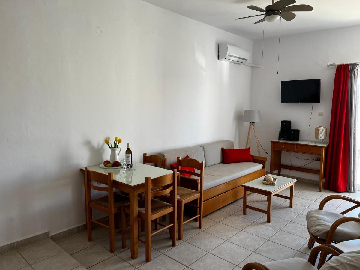 Michael Apartments Agia Marina Exterior foto