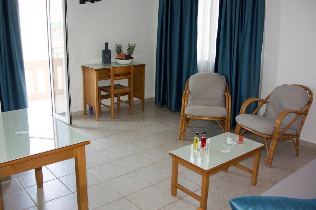 Michael Apartments Agia Marina Exterior foto
